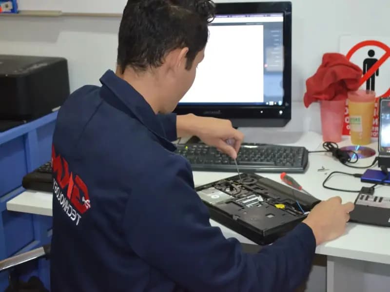Equipo técnico GKM Technology en operaciones